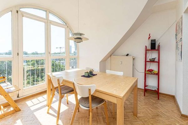 Helle 2-Zimmer Dachgeschosswohnung mit tollem Ausblick
