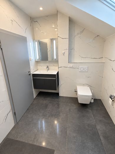 Attico di 4 locali di prima qualità con terrazza sul tetto e garage + posto auto – senza commissioni – Kleines Bad