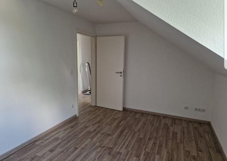 Modernisierte Dachgeschosswohnung – Zimmer