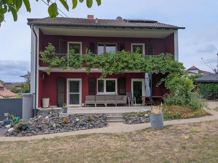Provisionsfreies Ein-/Zweifamilienhaus mit schönem Garten – Seitenansicht aus dem Garten