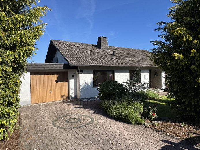 Stellplatz und Garage
