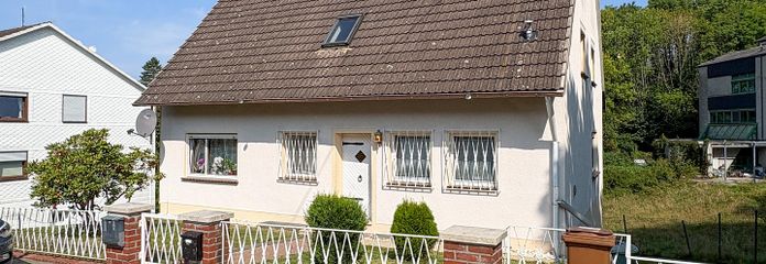 İki ailelik ev, kısmen kiralık, üst kattaki daire yenileniyor. Merkezi konum Hamm/Sieg