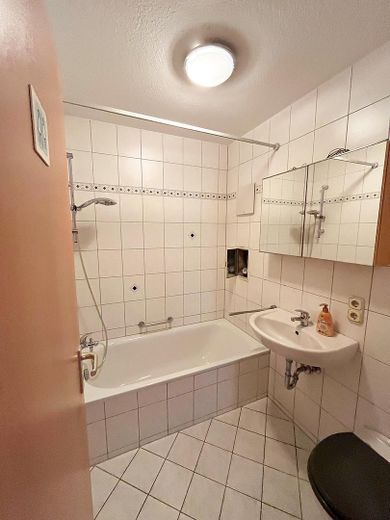 Helle Dachgeschosswohnung mit Loggia, Stellplatz und Wohlfühlfaktor in Langenzenn (VB) – Badezimmer