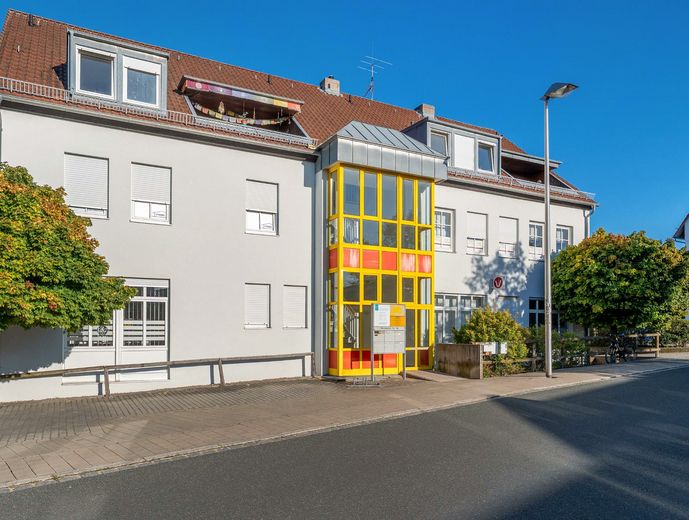 2 -Zimmer-Wohnung in Oberasbach / Zirndorf - Linder Siedlung (Loggia, Stellplatz) – Außenansicht 2