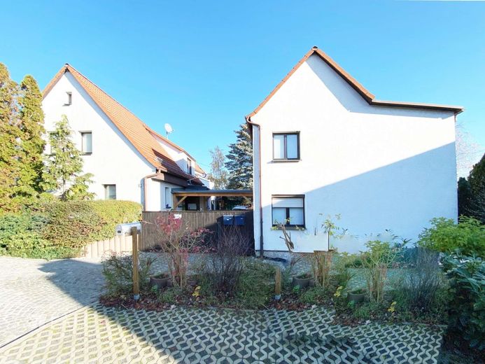 Ruhiges Familienidyll und viel Platz. Zwei wirtschaftlich getrennte Häuser+ Garten zum Einheitspreis – beide Häuser