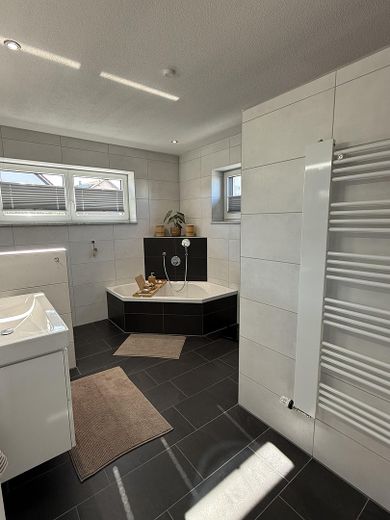 Neuwertiges Einfamilienhaus mit Wärmepumpe, PV, Doppelgarage & hochwertiger Ausstattung – Foto 29