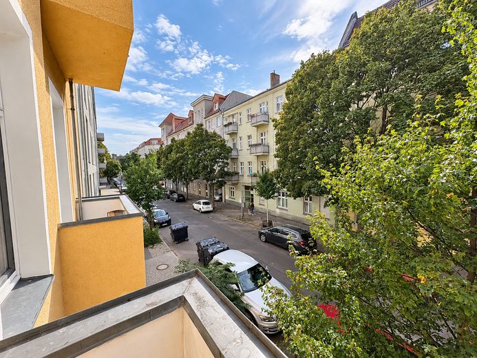 Helle Altbauwohnung mit Balkon – ruhig gelegen & gut angebunden – Balkon