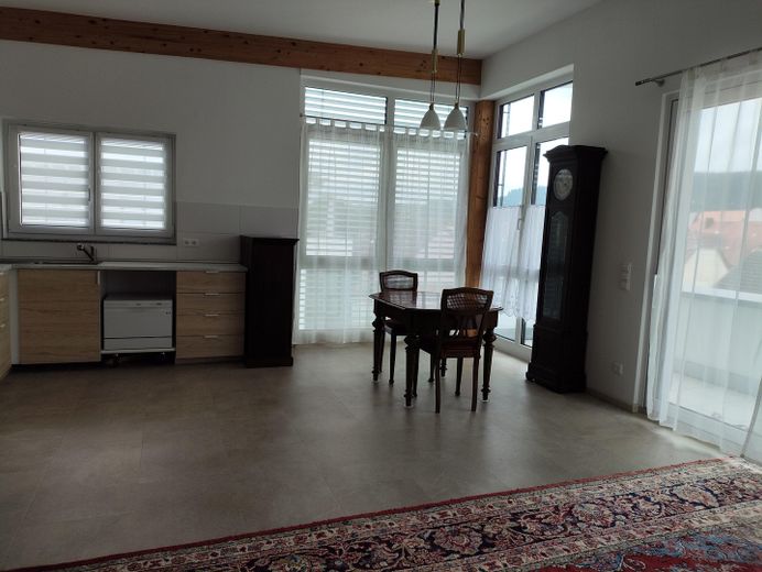 Appartamento attico condominiale accessibile senza barriere, 3,5 locali, con 2 posti auto TG affiancati – Küche und Essbereich