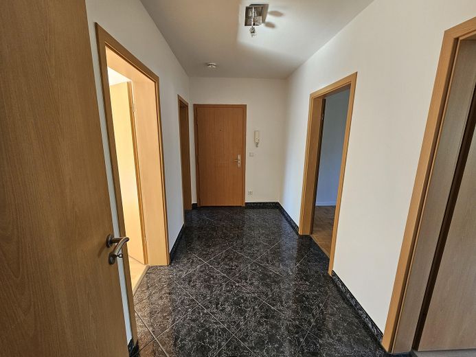 Flur mit Blick zur Wohnungstür