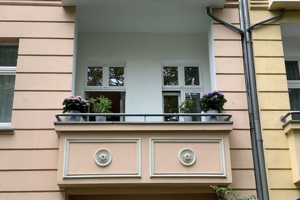 Bezugsfrei im Florakiez: modernisierte Altbauwohnung mit Balkon - provisionsfrei