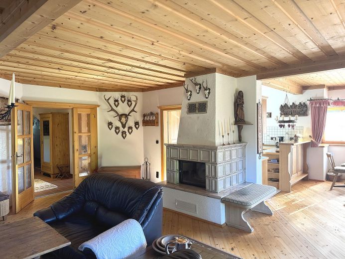 Wunderschöne 4-Zimmer-Wohnung mit traumhaftem Bergblick und 2 großzügigen Hobbyräumen! – Wohnzimmer