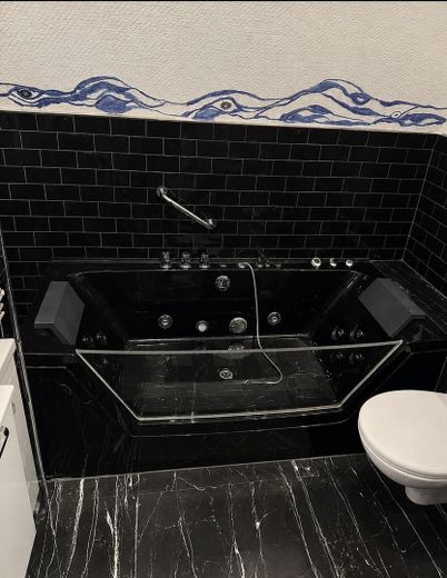 PROVISIONSFREI! ÜBER DEN DÄCHERN UERDINGENS – Badewanne mit Glasfront