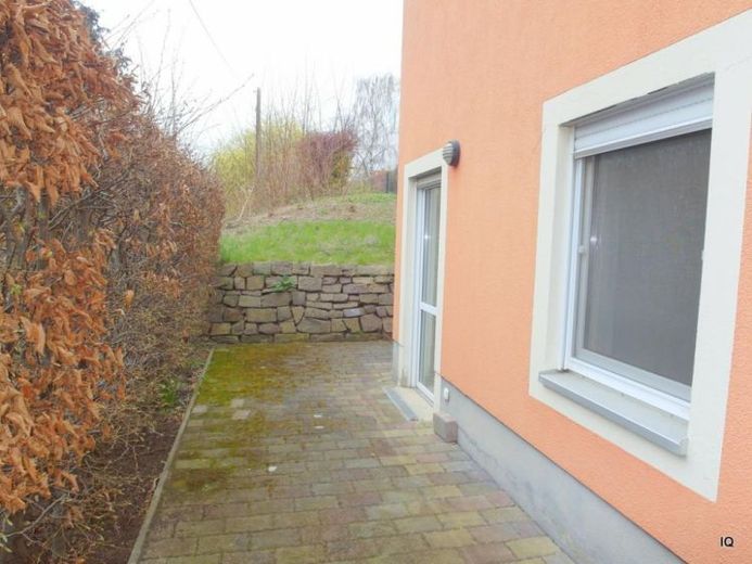 Radebeul-Lindenau: Kleine Singlewohnung mit großer Terrasse * frisch renoviert, mit neuem Boden – Foto 1
