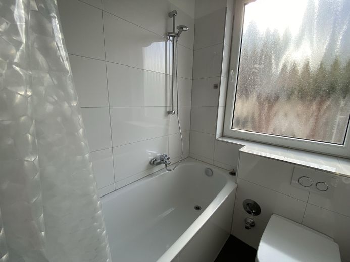 WE 10- Frisch renovierte 1 Zi-Wohnung in zentraler Lage – Badezimmer Ansicht II