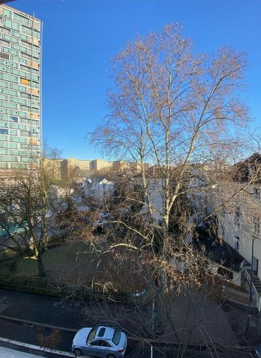 3-Zimmer-Wohnung, Altbau mit Balkon und Einbauküche in Frankfurt am Main – Blick Küche