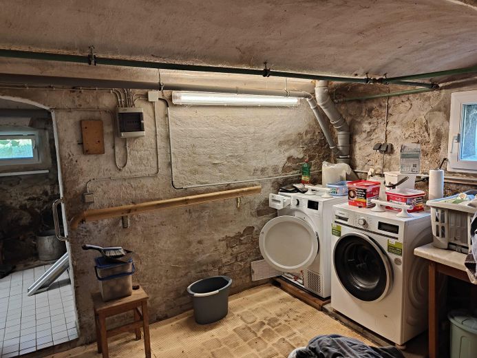 Landhuis met bijgebouwen op een perceel van meer dan 6.000 m² in een droomachtige, afgelegen ligging  - provisievrij – Keller Wascheraum