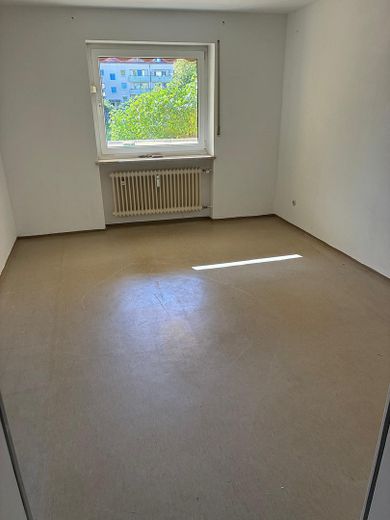 Licht 3-kamerappartement op de bel-etage met tuingedeelte in Germering – Schlafzimmer nach Westen