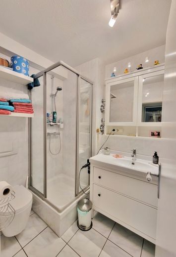 Bad mit Dusche und Wanne