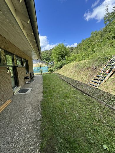 Finanzierbareres 3 Familienhaus für Familien in Mittenaar, tolle Möglichkeit für Kapitalanleger – Eingangsbereich Wohnung 2 & 3