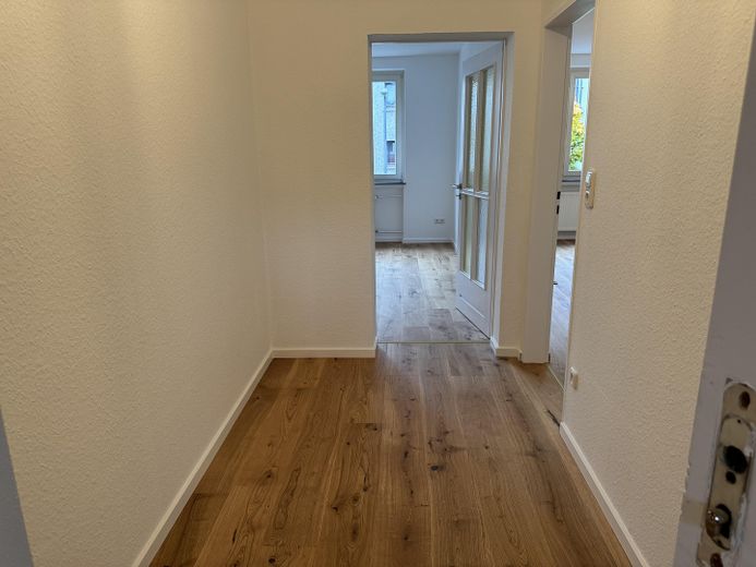 Encantador y amplio apartamento de 2 habitaciones con balcón en una ubicación privilegiada en Berger Straße. – Foto 12