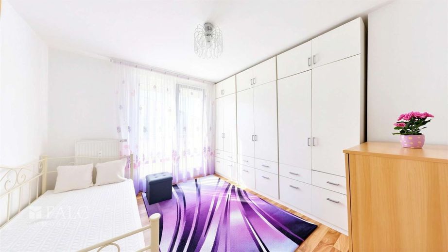 Großer Sonnenbalkon über den Straßen der Stadt – Kinderzimmer