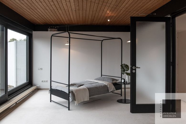 Zeitlose Architektur im Grünen mit Gestaltungsspielraum in WI-Auringen – OG Penthousezimmer