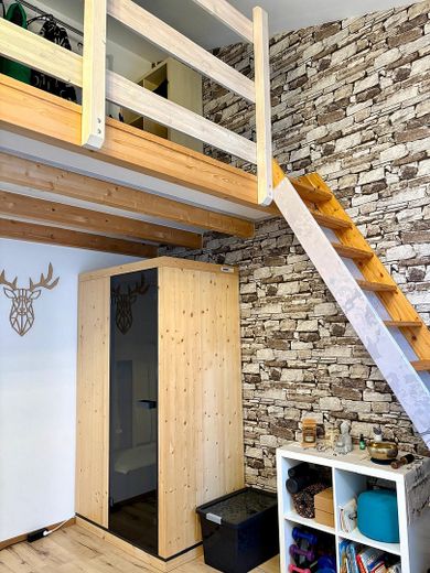 Stilvolles Landhaus mit vielseitig nutzbarer Werkstatt – Schlafzimmer 2 mit Empore