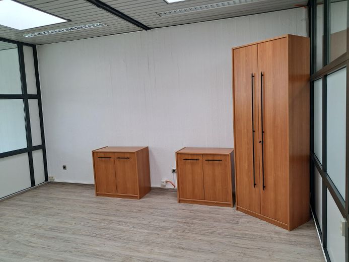 Verwaltungsgebäude, bei Bedarf mit kleiner Halle, Ortsteil 53577 Neustadt/Wied, zu vermieten – Zwischenbüro 23