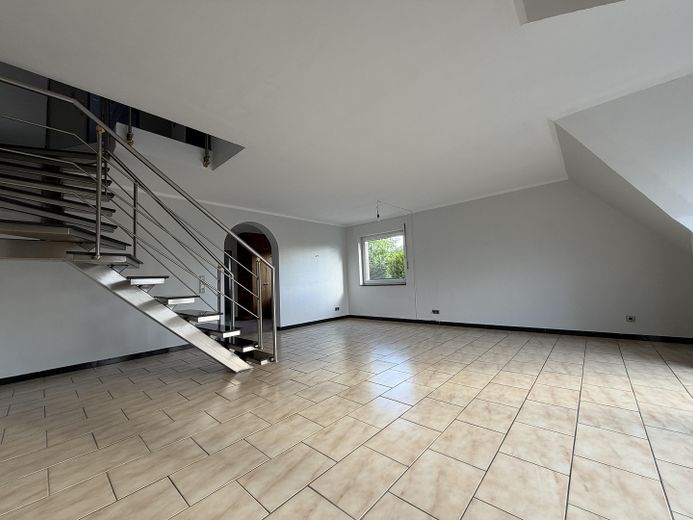 +++RESERVIERT+++ Maisonette-Wohnung mit großem Sonnenbalkon inkl. Tiefgarage in Oberhausen-Alsfeld – Wohnzimmer Ansicht 1