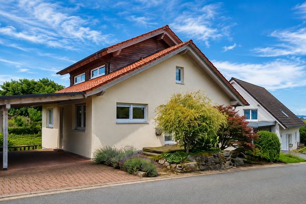 Maison d’architecte exceptionnelle avec des équipements haut de gamme, un sous-sol aménagé en espace habitable et un jardin plein sud de rêve