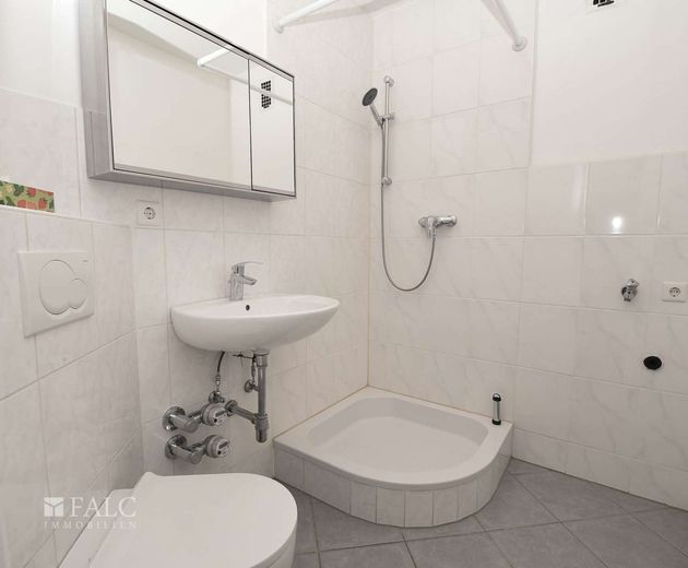 Moderne Single-Wohnung mit Balkon-Blick über Kriftel – Badezimmer