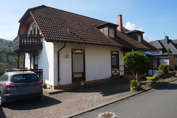 freistehendes Mehrfamilienhaus mit Wintergartenanbau und 2 Garagen in Bad Brückenau-Ortsteil