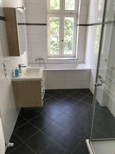 Stilvolle helle 6-R-Wohnung ca.160 m² in MD.Stadtfeld-Ost zu vermieten. – Bad mit Wanne und Dusche.