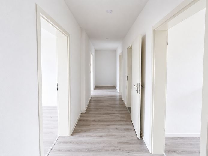 Großzügige 4-Zimmer-Wohnung mit Einbauküche in Wilhelmshaven – Flur
