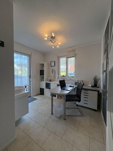 Orman kıyısında sakin bir konumda sıra dışı bir ev. Havuzlu, jakuzili ve uzak manzaralı eşsiz bir mülk. – EG / Büro