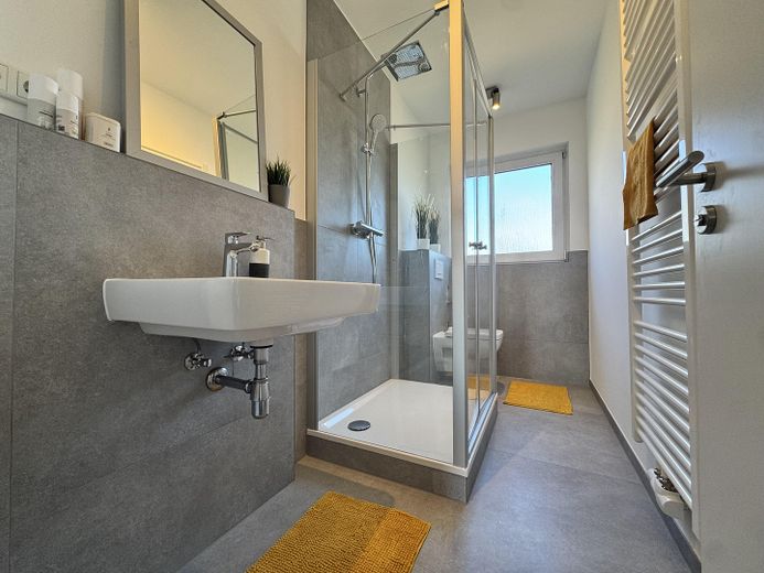Ubicación perfecta, renovada con materiales de alta calidad: exclusivo apartamento de 3 habitaciones – Badzimmer 1