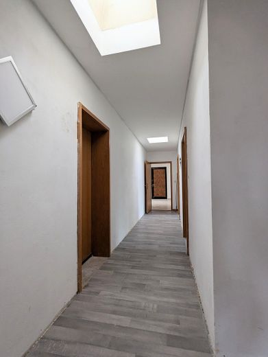 Bungalow adatto alle famiglie, vicino al centro e ben collegato – Flur zu den Zimmern