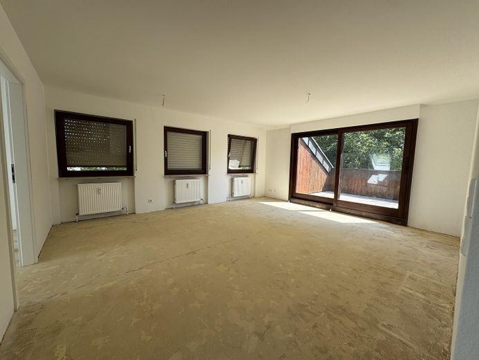 Sanierte 3-Zimmer-Dachgeschosswohnung mit Dachterrasse und Tiefgaragenplatz – Wohnzimmer