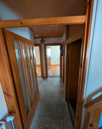 Ruhiges Einfamilienhaus freistehend mit großem Garten und Garagen – Photo 3