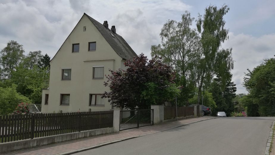 Grüne Oase links vom Haus ;-)