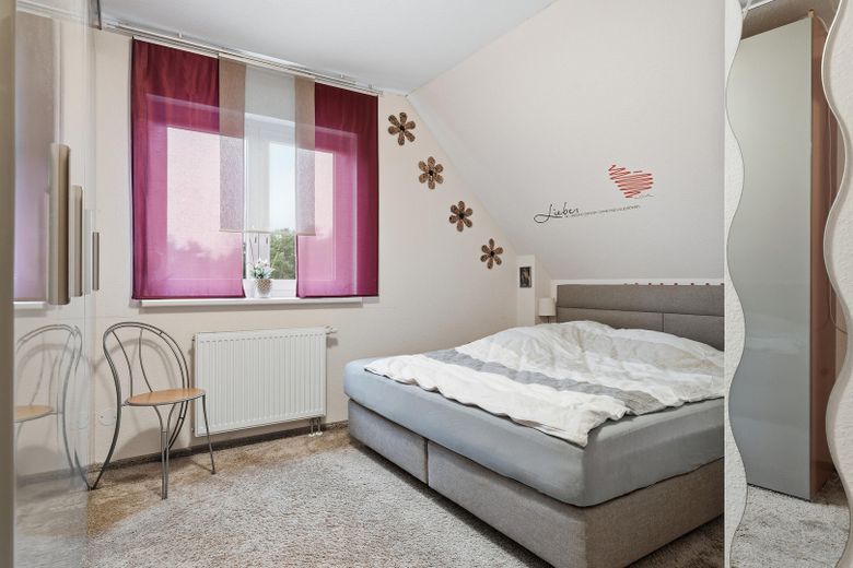 Schlafzimmer 1