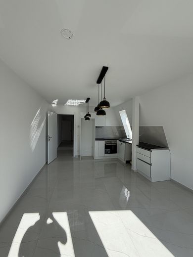 Moderno appartamento di nuova costruzione in posizione tranquilla e centrale a Berlino-Gropiusstadt! – Wohnzimmer + Küche