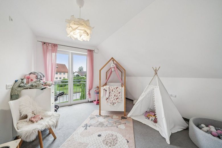 Energieeffizientes Familienhaus in Langenpreising mit großem Grundstück, Doppelgarage und PV-Anlage – Kinderzimmer 1