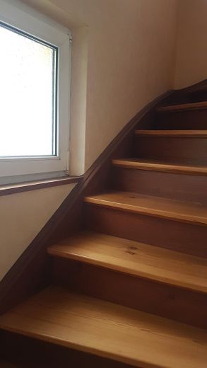 Doppelhaushälfte zentral, und doch im Grünen – Treppe zum 2. OG