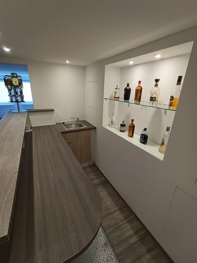 Exklusives Wohnen am Schloß-Miel – Keller Bar