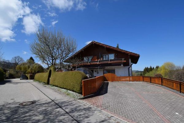Casa plurifamiliar versátil con tres unidades residenciales – ideal para propietario residente o inversor de capital