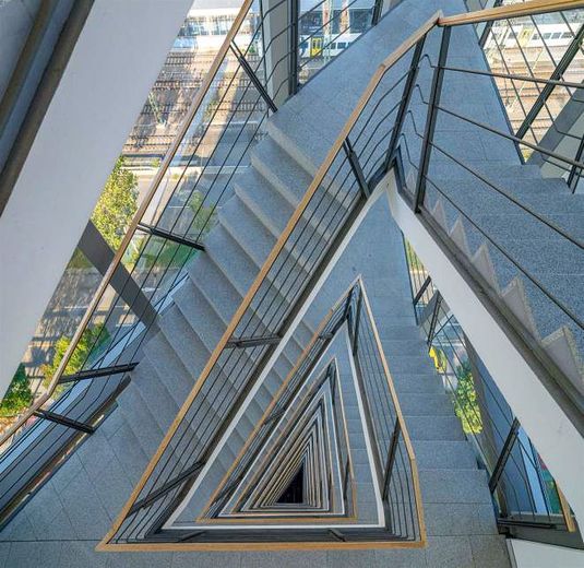 ATIK: Exklusivität mit atemberaubendem Panorama - Repräsentative Büroflächen im Victoria-Turm – frei auskragende verglaste Treppenhäuser