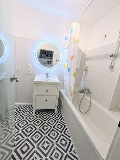 **Provisionsfrei: Komplett renovierte 4-Zi. Wohnung mit Balkon bei München (Haar)** – Bad mit Badewanne