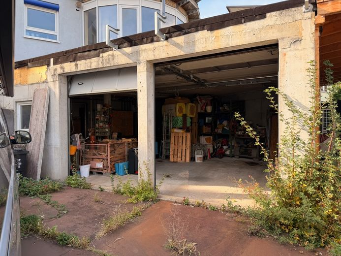 Dom jednorodzinny o wyjątkowej architekturze i dużym potencjale – Garagen