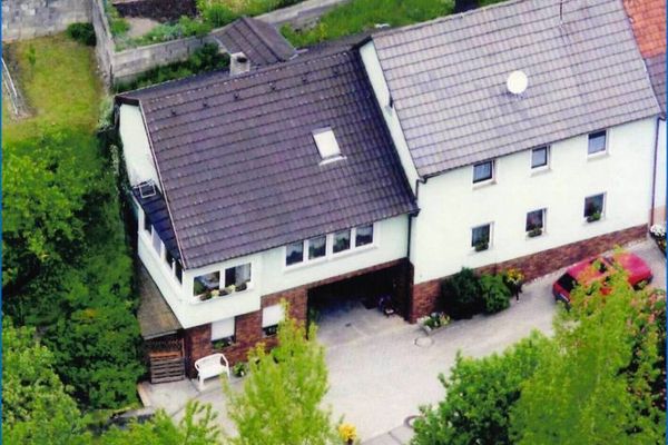 Wohnen mit Charme: Gepflegtes Zweifamilienhaus mit zusätzlichem Grundstück in Radolfzell-Liggeringen